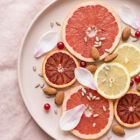 Frutas c&iacute;tricas en un plato